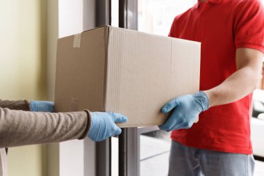 Koruyucu eldivenlerle karantina sırasında paket transferi