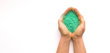 Holi için yeşil boya ellerde, kapat.