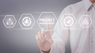 Sanal ekranda proje yönetimi düğmesi seçen adam
