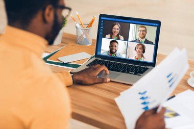 Afrika kökenli Amerikalı çalışanın iş arkadaşlarıyla internet üzerinden konferans yapması, kolaj