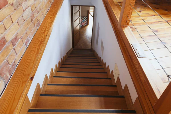 Escalera de madera en espacio de coworking con pared —  Fotos de Stock