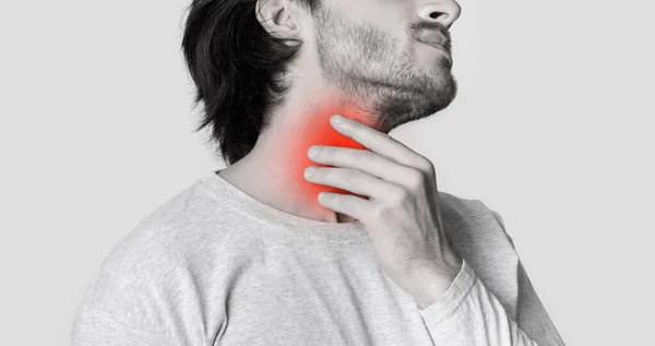 Rasa sakit tenggorokan. Seorang pria memegang inflamasi spot, dipotong — Stok Foto
