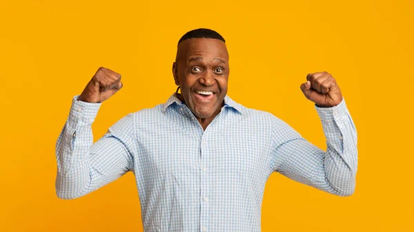 Sterke middelbare leeftijd Afrikaanse Amerikaanse man toont biceps — Stockfoto