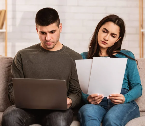 Paar hat finanzielle Probleme, verwaltet Familienbudget — Stockfoto