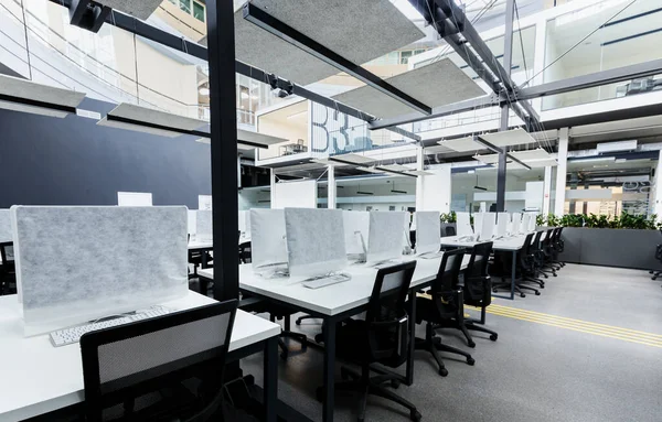 Luz moderna oficina de espacio abierto con computadoras, sin personas — Foto de Stock