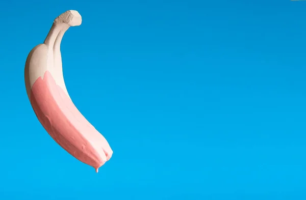 Sztuczna dieta. Z białego banana kapie farba — Zdjęcie stockowe