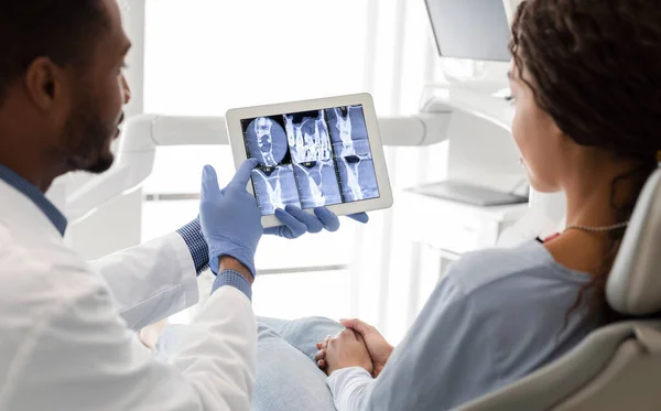 Οδοντίατρος και ασθενής κοιτάζοντας την ακτινογραφία στην ψηφιακή οθόνη — Φωτογραφία Αρχείου