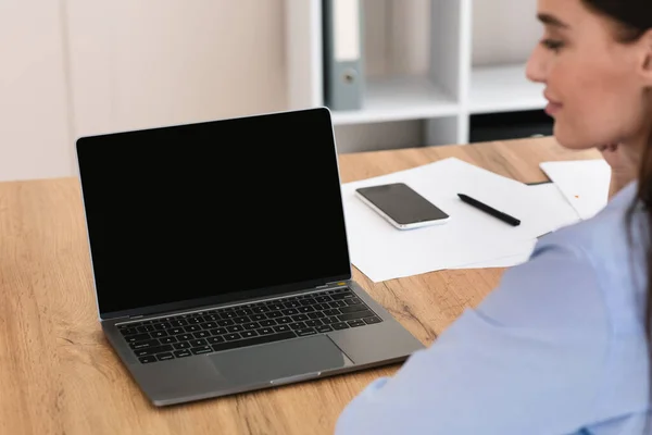 Mujer de negocios sentada en el ordenador portátil con pantalla en blanco trabajando en la oficina —  Fotos de Stock
