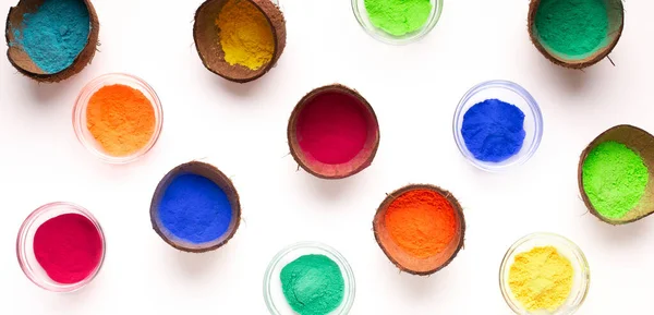 Suchá organická barva v deskách a kokosové skořápce — Stock fotografie