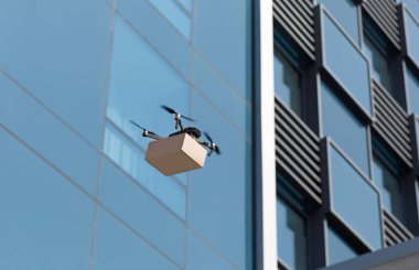 Quadrocopter bir paket taşıyor ve şehirde uçuyor.