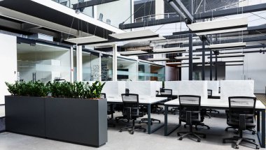 Kiralık ofis, üstü kapalı bilgisayarlar, kimse yok.