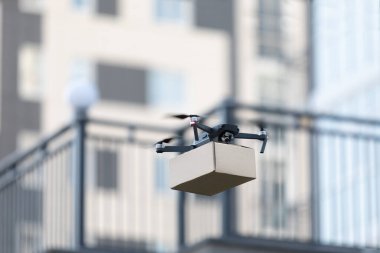 Paketli yeni akıllı dron, paket teslim robotu