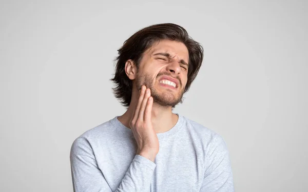 Muž cítí bolest v čelisti. Zubní zdravotní péče — Stock fotografie
