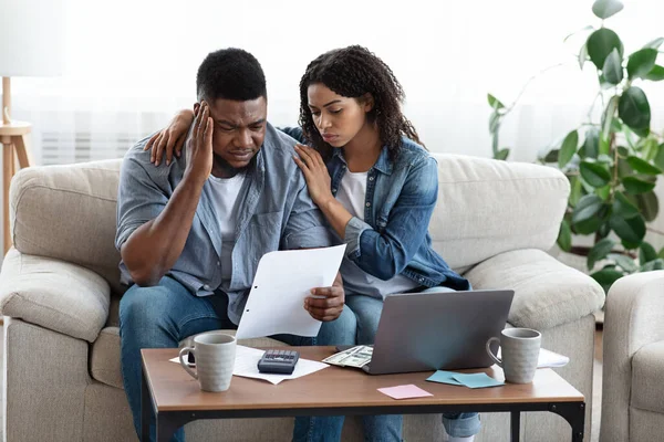 Crisis financiera familiar. Deprimida pareja negra no es capaz de pagar las facturas — Foto de Stock