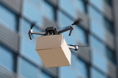 Şehirde paket taşıyan akıllı modern drone.
