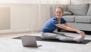 Koçla internet üzerinden antrenman yapan genç bayan sporcu.