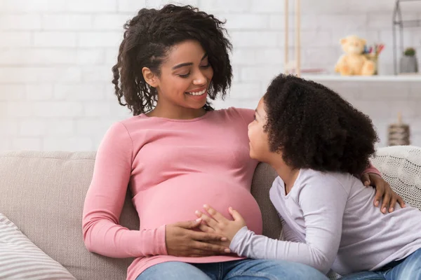 İkinci Hamilelik. Hamile siyahi kadın evde küçük kızıyla bağ kuruyor. — Stok fotoğraf