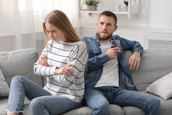 Wütende Frau beleidigt ihren betrunkenen Mann und ignoriert ihn — Stockfoto