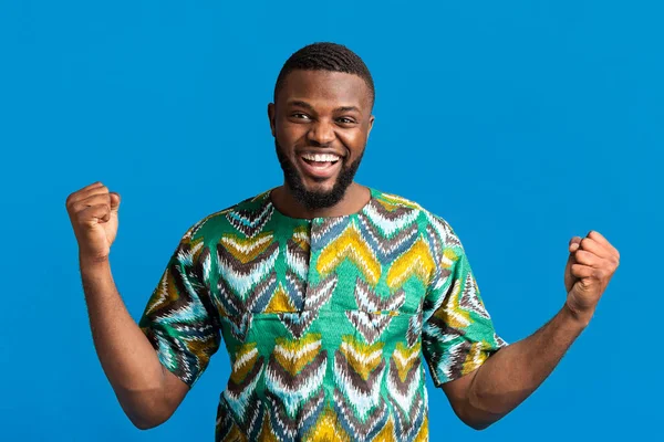 幸せを表現するカラフルなシャツの感情的な黒人男性 — ストック写真
