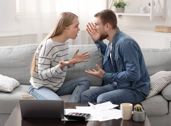 Эмоциональные мужчина и женщина ссорятся из-за семейных денег — стоковое фото