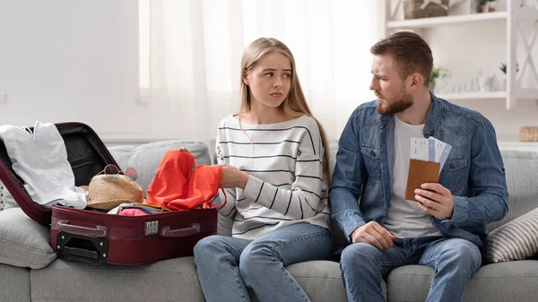 Сумна пара страждає від розпакування валізи для поїздки вдома — стокове фото