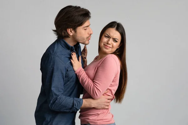 Fear Of Coronavirus Spread. Displeased Young Woman Rejecting Kisses From Boyfriend — Stock Photo, Image
