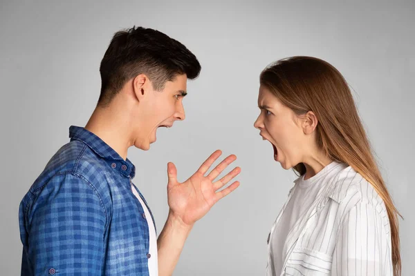 Millennial Freund und Freundin fluchen und schreien. — Stockfoto