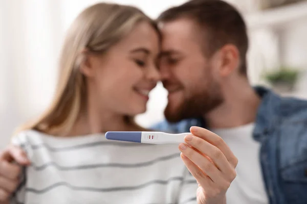 Gelukkig paar in liefde tonen zwangerschap test op camera — Stockfoto