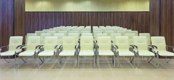 Interior de la audiencia. Muchas sillas en la sala de conferencias — Foto de Stock