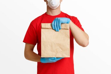 Paket konseptini önemsiyorum. Kurye paketi tutar