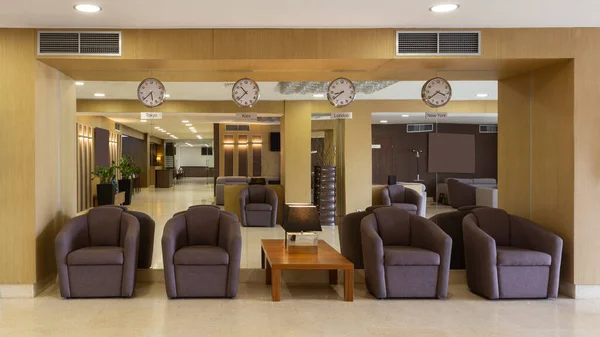 Hotel lobby con sillones marrones y relojes — Foto de Stock