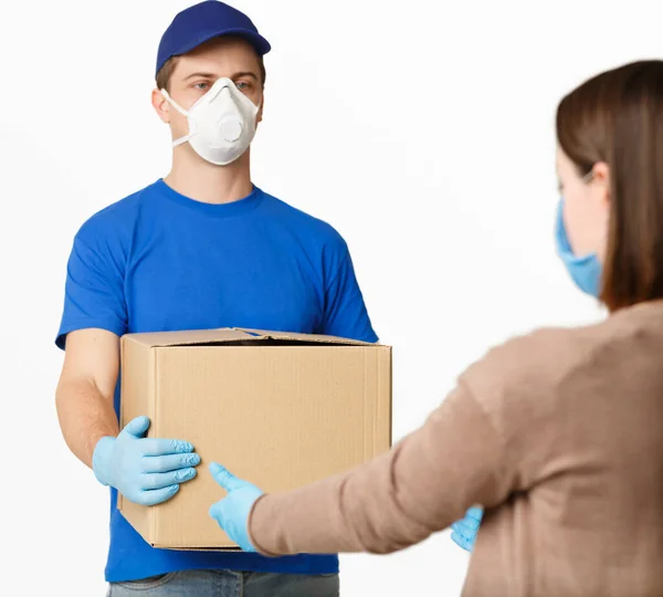 Proteger al cliente de la epidemia. Mensajero en máscara y guantes —  Fotos de Stock