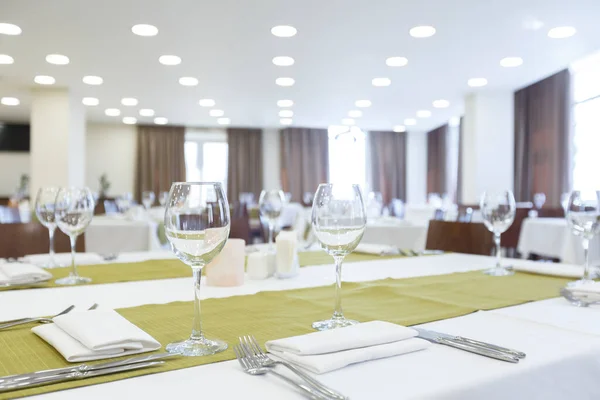 Table vide élégante au restaurant avec des lunettes — Photo