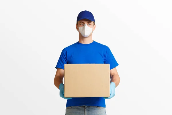 Concepto de autoaislamiento. Entrega con mensajero en uniforme azul — Foto de Stock