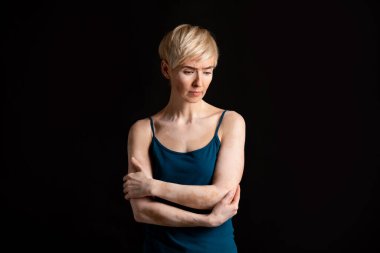 Kadın vücudunu vitiligo ile kabul etmiyor.