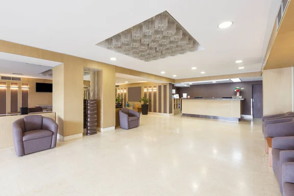 Interior vacío del vestíbulo del hotel con recepción . — Foto de Stock