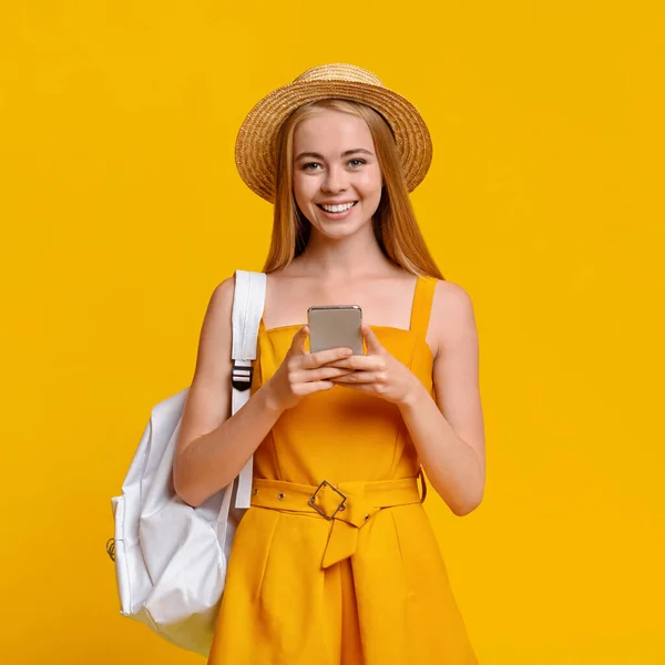 Mapa en línea App Concept. Joven chica turista sosteniendo Smartphone en las manos — Foto de Stock