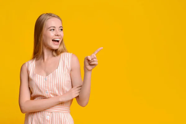 Grande oferta. Jovem alegre apontando de lado no espaço de cópia — Fotografia de Stock