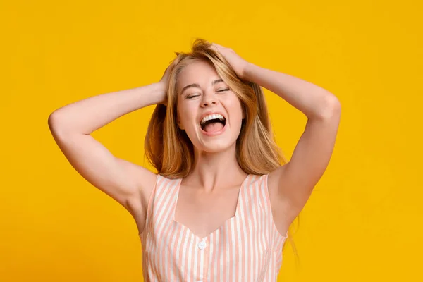 Expresión de alegría. Chica joven gritando emocionalmente con los ojos cerrados —  Fotos de Stock