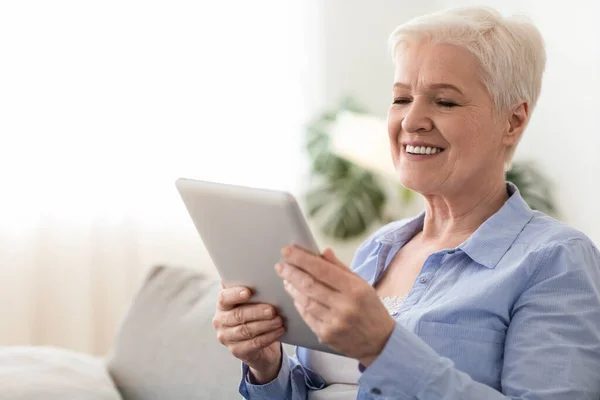Comunicação online. Happy Senior Lady Navegação Redes Sociais Em Tablet Digital — Fotografia de Stock
