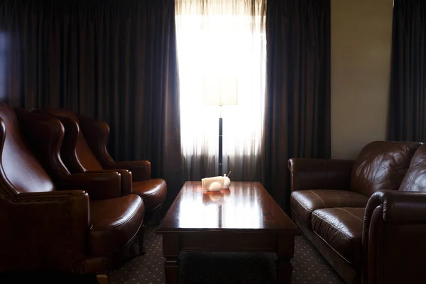 Binnenkamer met lederen fauteuils en bank — Stockfoto
