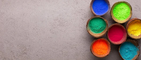 Pó brilhante bonito para Holi no coco da casca — Fotografia de Stock