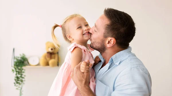 Biały tato trzyma i całuje jego mała dziewczynka — Zdjęcie stockowe
