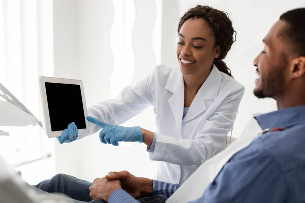 Médico dentista apontando para a tela do comprimido digital vazio — Fotografia de Stock