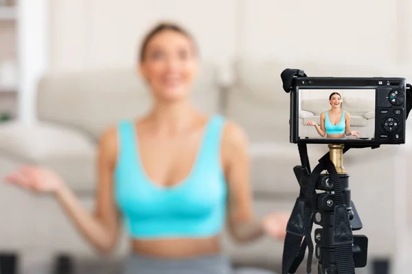 Blogueur de remise en forme faisant la vidéo pour le cours de yoga en ligne à la maison — Photo