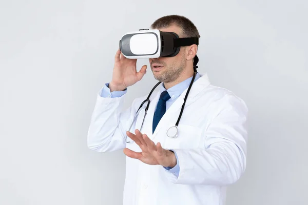 Male Doctor Using Virtual Reality Headset For Medical Purposes — Stock Photo, Image