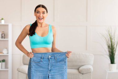 Diyet yaptıktan sonra Diyet yapan Sıska Kız Yaşlı Büyük Kotları Karşılaştırıyor