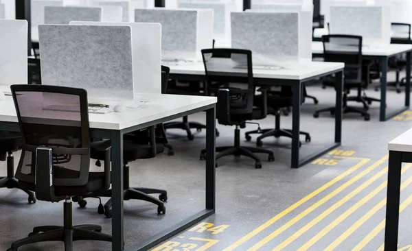 Escritório moderno para trabalhadores com espaço aberto e computadores — Fotografia de Stock