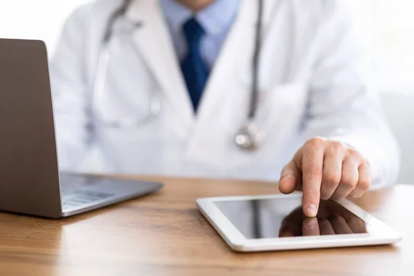 Close-up van de arts met behulp van digitale tablet — Stockfoto