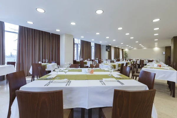 Tables et chaises dans la grande salle de restaurant. Chambre vide — Photo